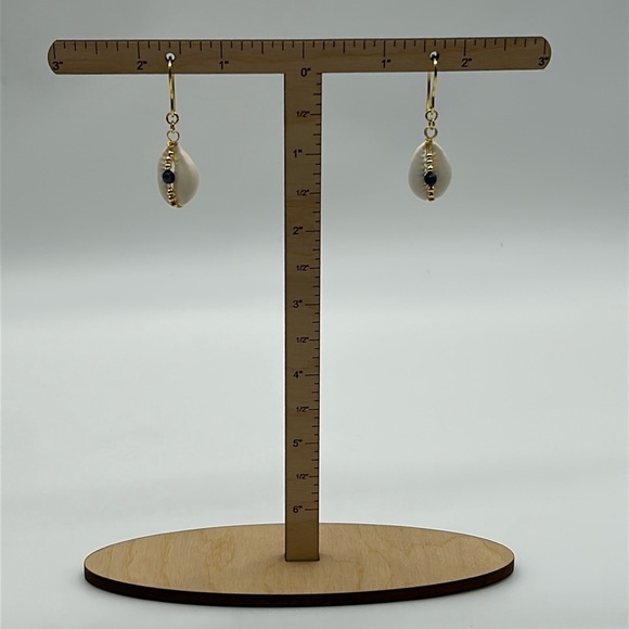 2354- Handmade Shell Dangle Earrings NWT - Picture 4 of 5